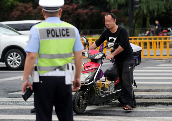 深圳新規：外賣小哥違反交通法達三次將被辭退